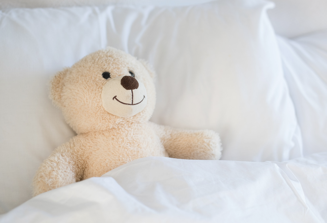 Спать игрушки одеяло. Плюшевый мишка на кровати. Кровать "мишки". Плюшевая игрушка на кровати. Медвежонок в кровати.